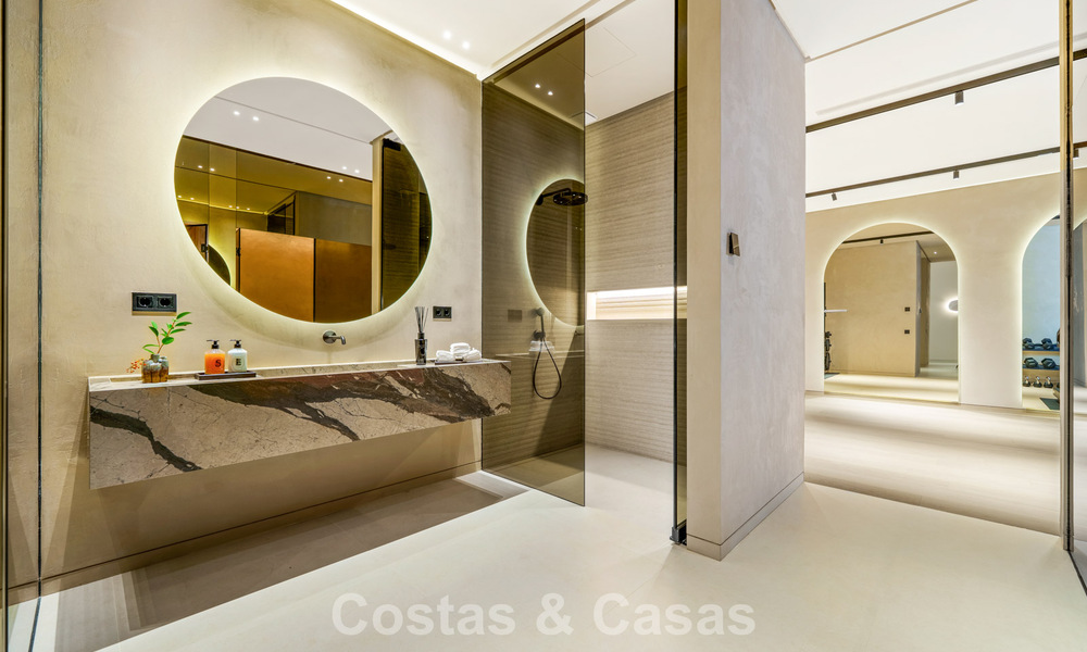 Villa de diseño vanguardista en venta con numerosas comodidades de lujo en Nueva Andalucía, Marbella 786106