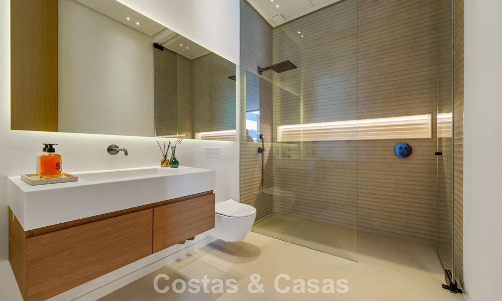 Villa de diseño vanguardista en venta con numerosas comodidades de lujo en Nueva Andalucía, Marbella 786110