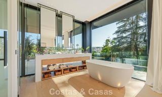 Villa de diseño vanguardista en venta con numerosas comodidades de lujo en Nueva Andalucía, Marbella 786122 