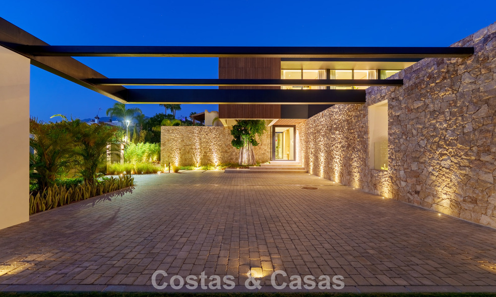Villa de diseño vanguardista en venta con numerosas comodidades de lujo en Nueva Andalucía, Marbella 786132