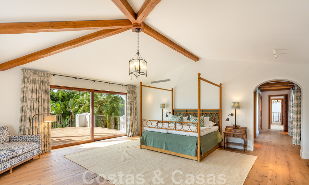 Villa de estilo boutique en venta, a un paso de la playa en la codiciada Milla de Oro de Marbella 45709