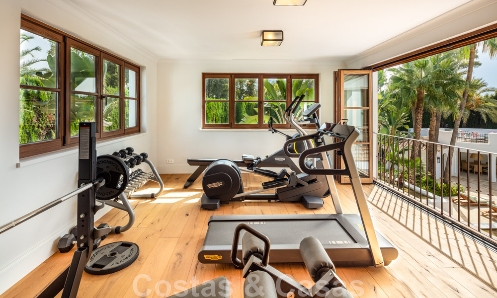 Villa de estilo boutique en venta, a un paso de la playa en la codiciada Milla de Oro de Marbella 45710