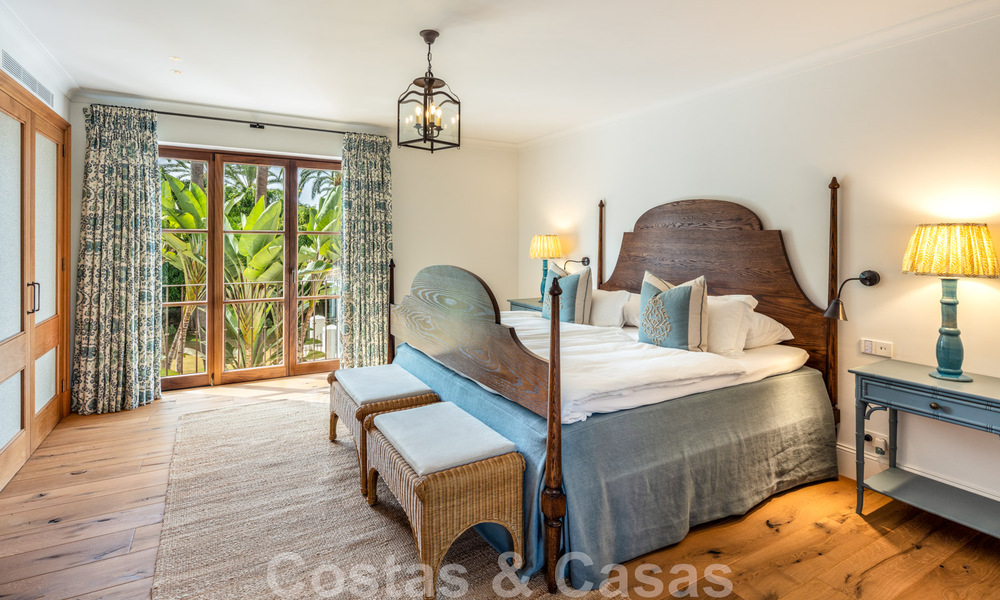 Villa de estilo boutique en venta, a un paso de la playa en la codiciada Milla de Oro de Marbella 45714