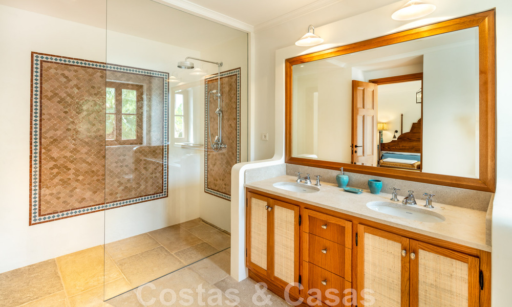 Villa de estilo boutique en venta, a un paso de la playa en la codiciada Milla de Oro de Marbella 45715