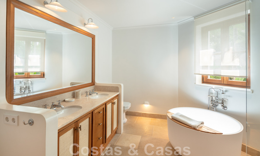 Villa de estilo boutique en venta, a un paso de la playa en la codiciada Milla de Oro de Marbella 45717