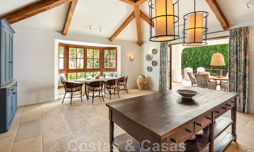 Villa de estilo boutique en venta, a un paso de la playa en la codiciada Milla de Oro de Marbella 45719