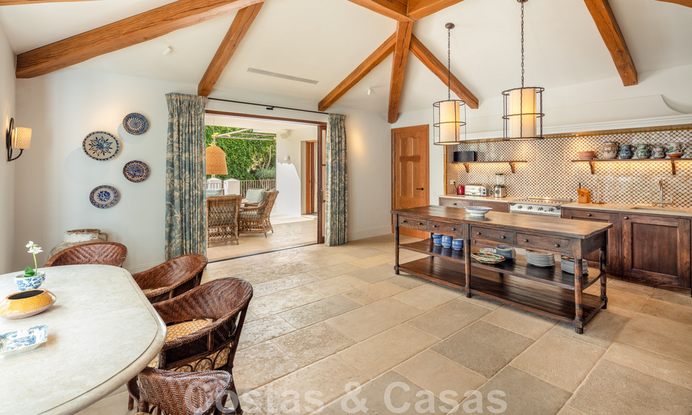 Villa de estilo boutique en venta, a un paso de la playa en la codiciada Milla de Oro de Marbella 45720