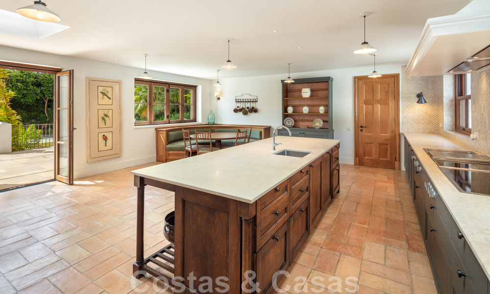 Villa de estilo boutique en venta, a un paso de la playa en la codiciada Milla de Oro de Marbella 45722