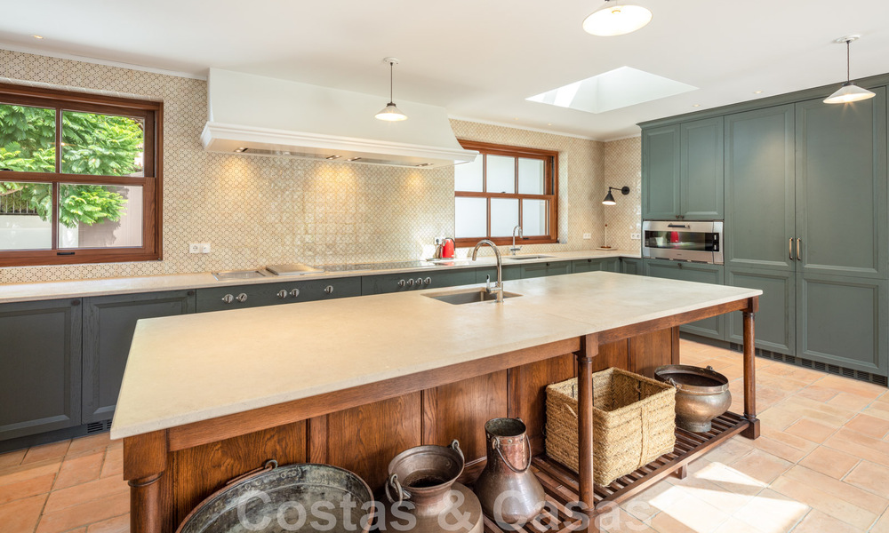 Villa de estilo boutique en venta, a un paso de la playa en la codiciada Milla de Oro de Marbella 45723