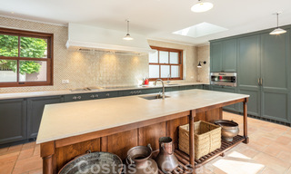 Villa de estilo boutique en venta, a un paso de la playa en la codiciada Milla de Oro de Marbella 45723 