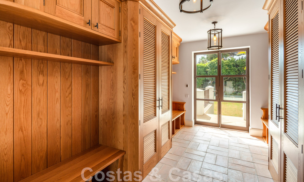 Villa de estilo boutique en venta, a un paso de la playa en la codiciada Milla de Oro de Marbella 45724