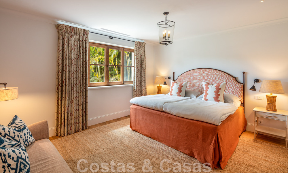 Villa de estilo boutique en venta, a un paso de la playa en la codiciada Milla de Oro de Marbella 45725