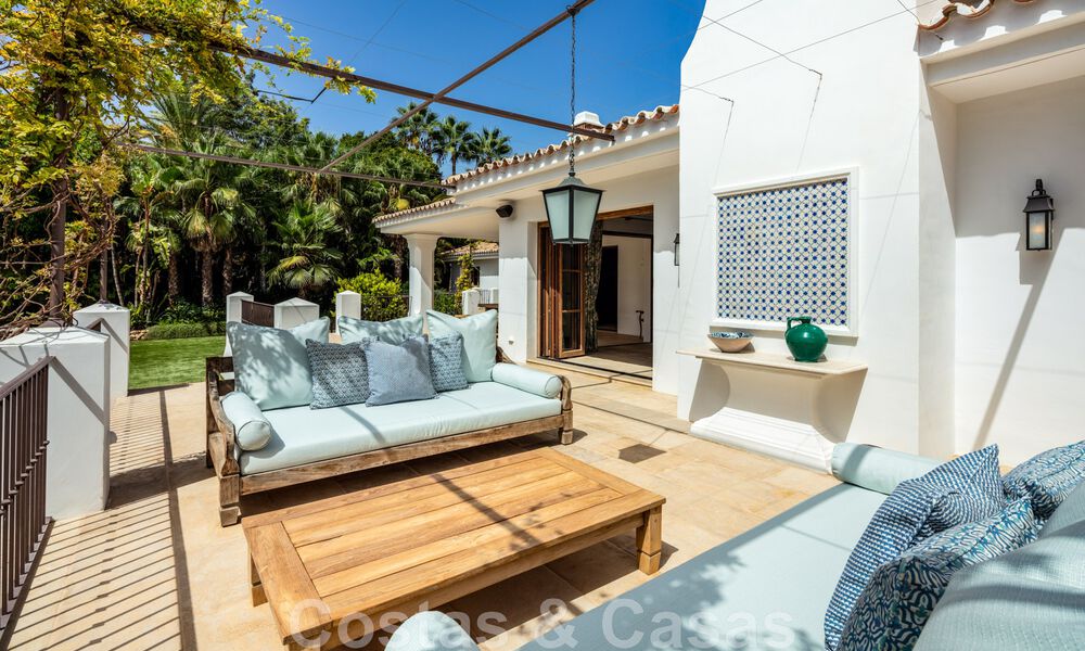 Villa de estilo boutique en venta, a un paso de la playa en la codiciada Milla de Oro de Marbella 45728
