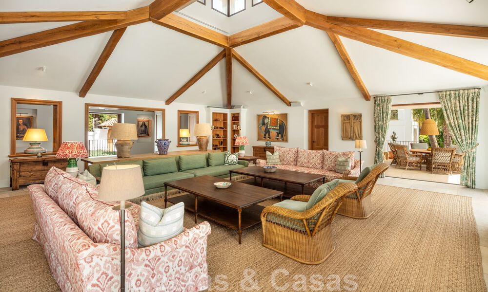 Villa de estilo boutique en venta, a un paso de la playa en la codiciada Milla de Oro de Marbella 45729