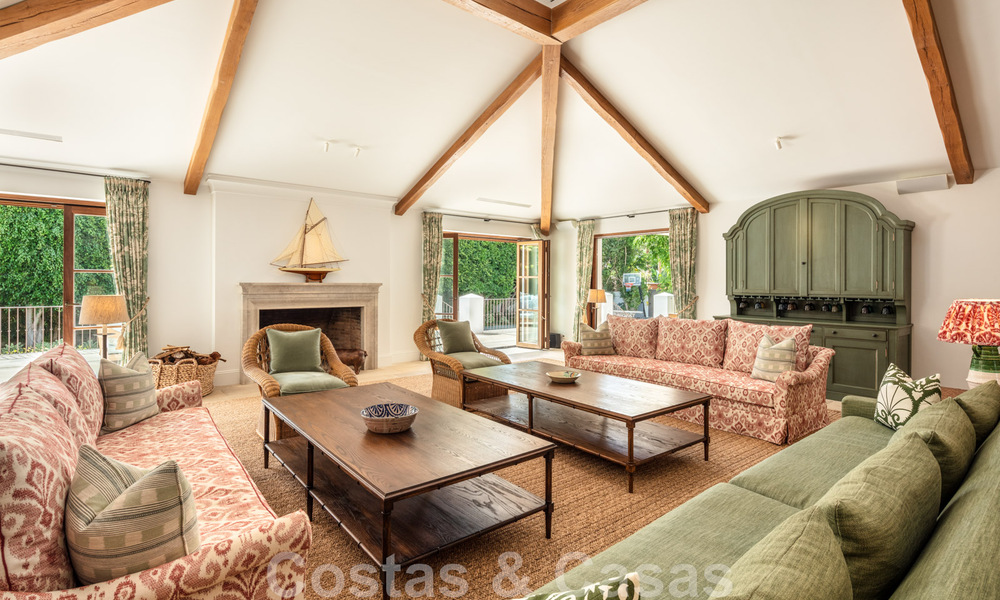 Villa de estilo boutique en venta, a un paso de la playa en la codiciada Milla de Oro de Marbella 45731