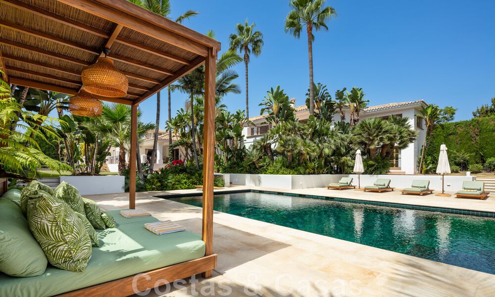 Villa de estilo boutique en venta, a un paso de la playa en la codiciada Milla de Oro de Marbella 45735