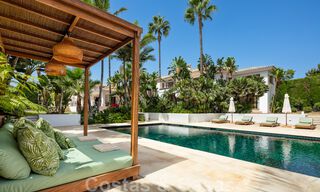Villa de estilo boutique en venta, a un paso de la playa en la codiciada Milla de Oro de Marbella 45735 
