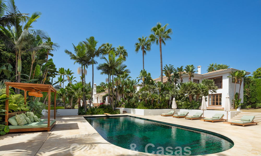 Villa de estilo boutique en venta, a un paso de la playa en la codiciada Milla de Oro de Marbella 45736