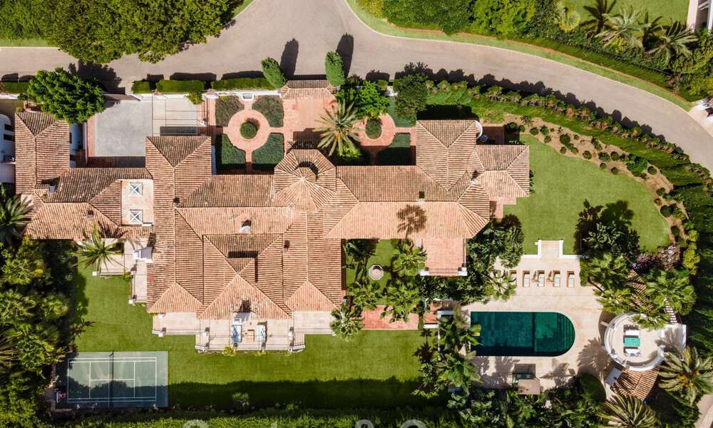 Villa de estilo boutique en venta, a un paso de la playa en la codiciada Milla de Oro de Marbella 45737