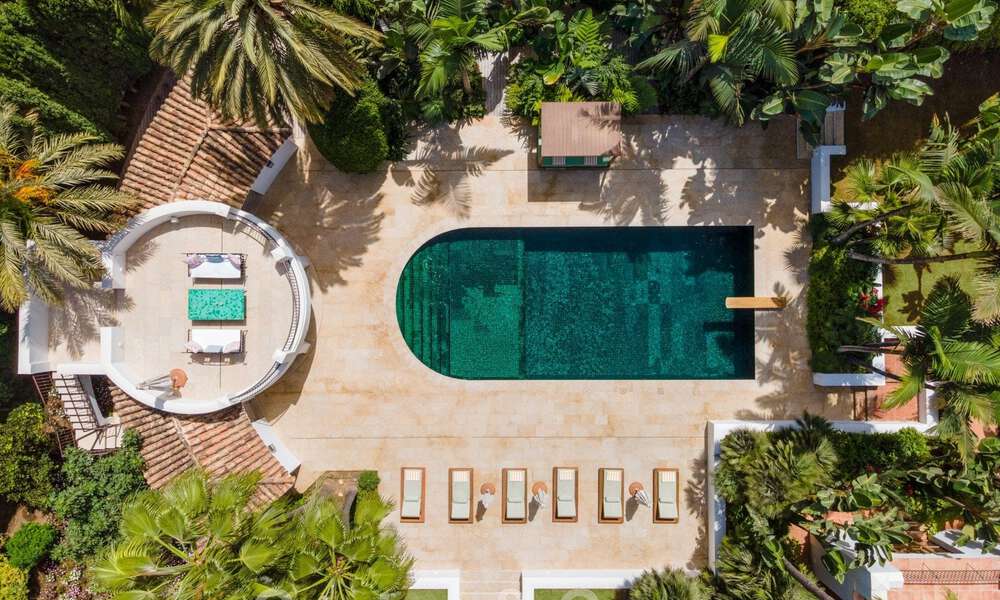Villa de estilo boutique en venta, a un paso de la playa en la codiciada Milla de Oro de Marbella 45739