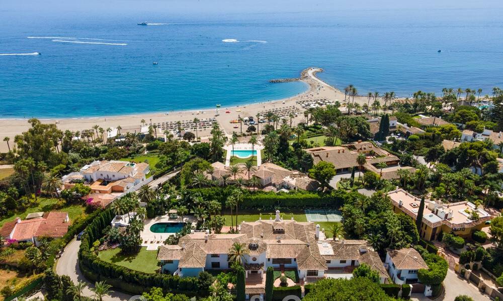 Villa de estilo boutique en venta, a un paso de la playa en la codiciada Milla de Oro de Marbella 45740