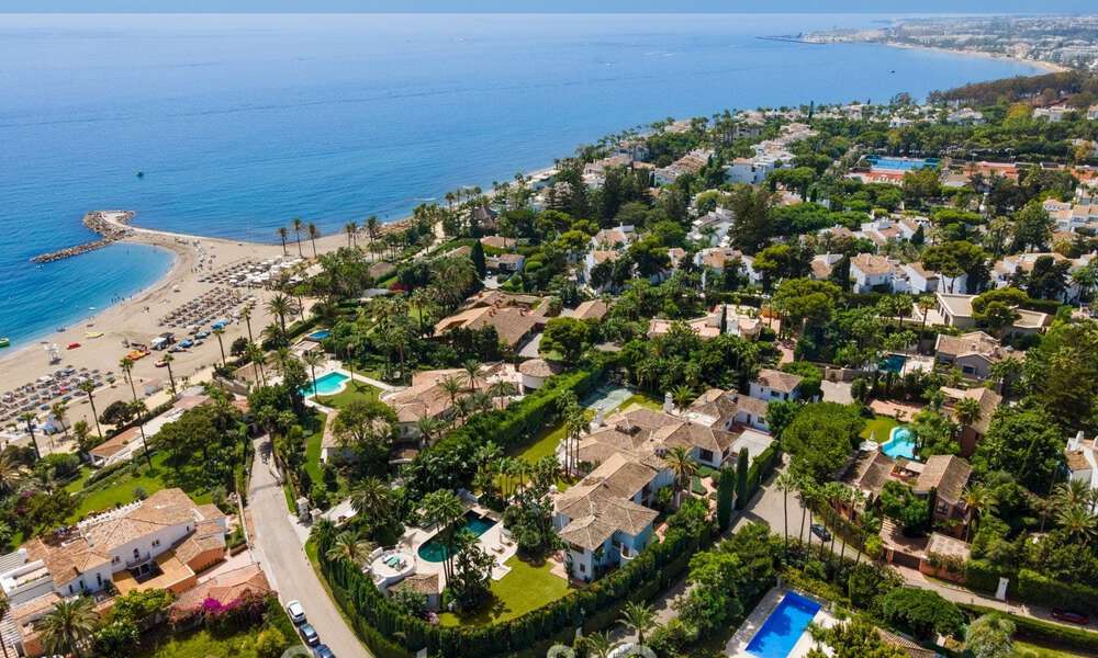 Villa de estilo boutique en venta, a un paso de la playa en la codiciada Milla de Oro de Marbella 45741