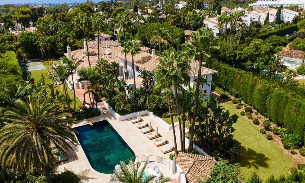 Villa de estilo boutique en venta, a un paso de la playa en la codiciada Milla de Oro de Marbella 45742
