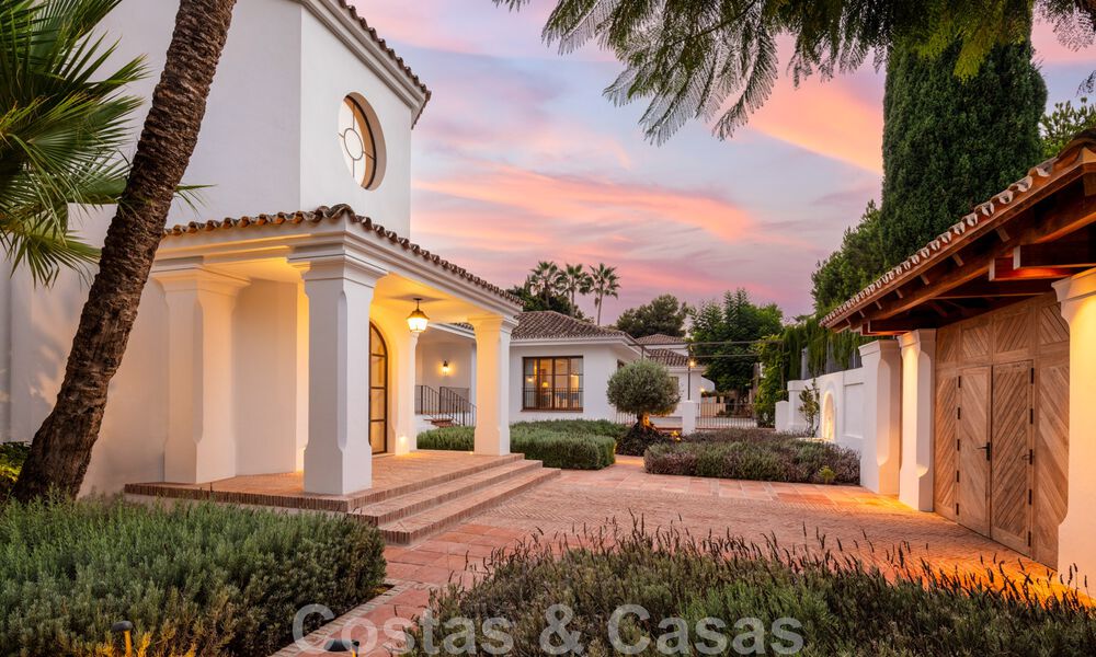 Villa de estilo boutique en venta, a un paso de la playa en la codiciada Milla de Oro de Marbella 45748