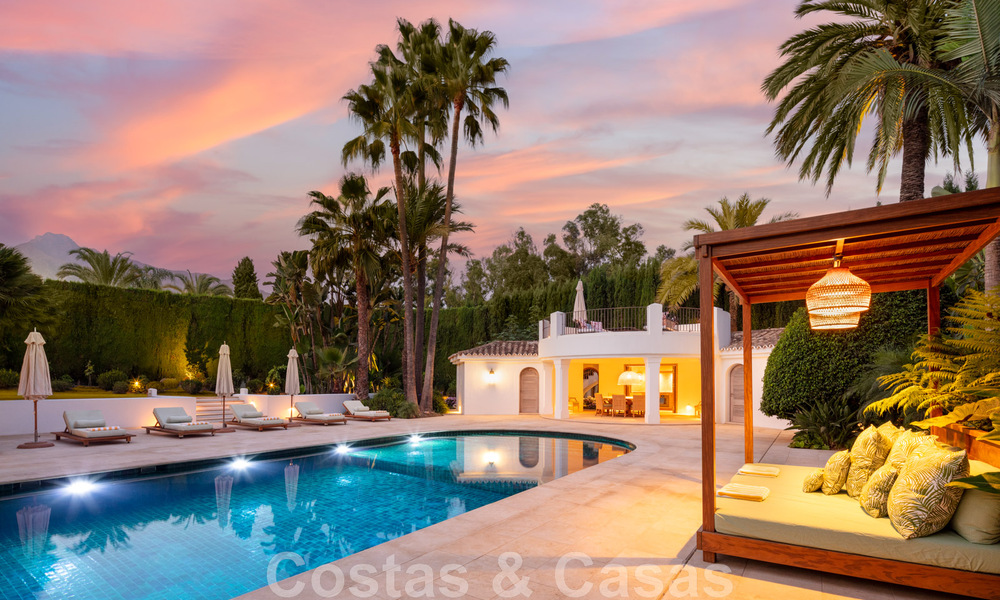 Villa de estilo boutique en venta, a un paso de la playa en la codiciada Milla de Oro de Marbella 45750