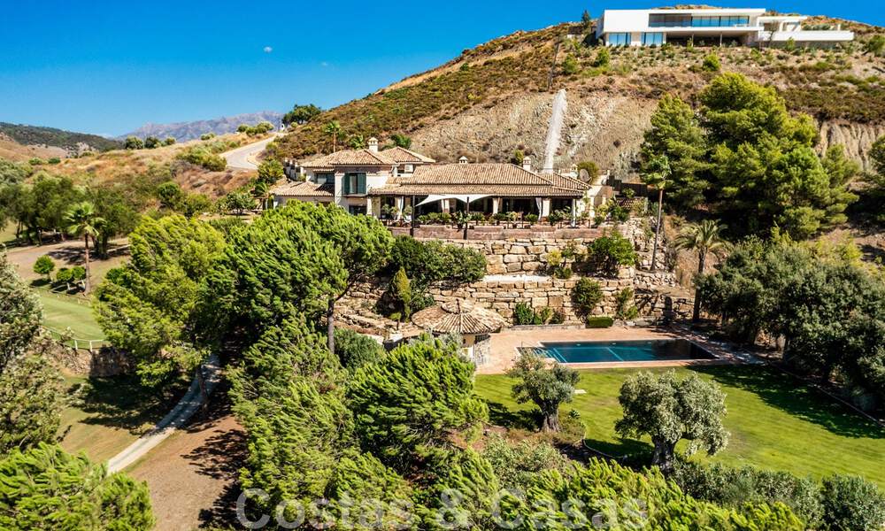 Formidable villa familiar mediterránea en venta con vistas panorámicas en un complejo de golf prestigioso en Benahavis - Marbella 45800