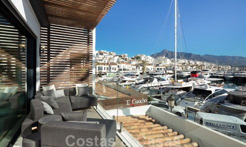 Moderno apartamento de lujo renovado en venta, en primera línea en el emblemático puerto deportivo de Puerto Banús, Marbella 46269