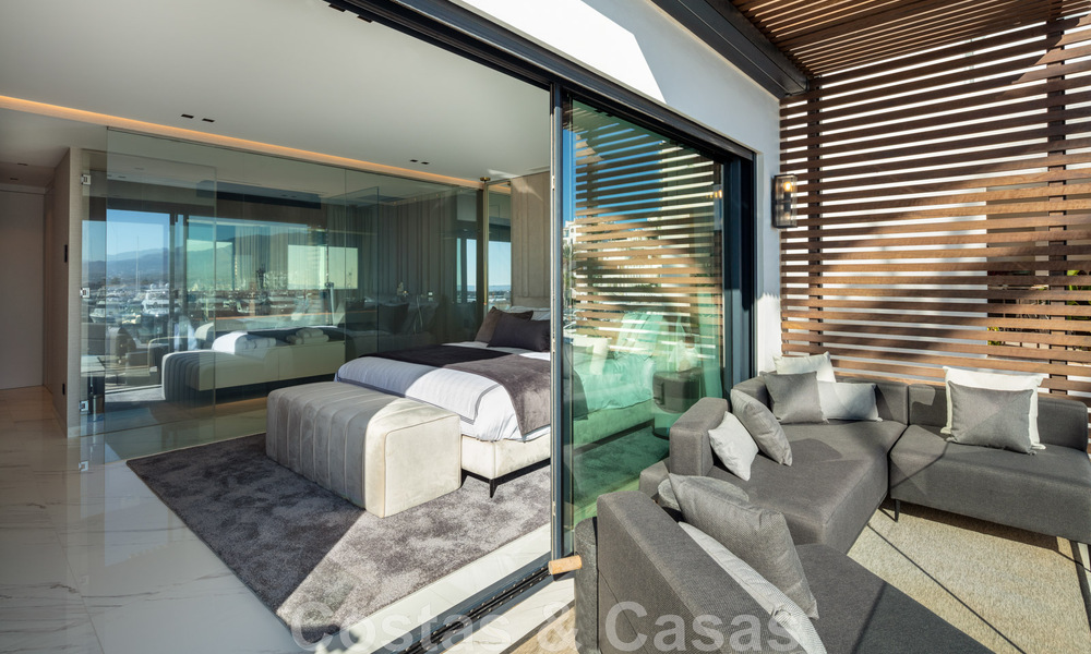 Moderno apartamento de lujo renovado en venta, en primera línea en el emblemático puerto deportivo de Puerto Banús, Marbella 46270