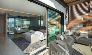 Moderno apartamento de lujo renovado en venta, en primera línea en el emblemático puerto deportivo de Puerto Banús, Marbella 46270 
