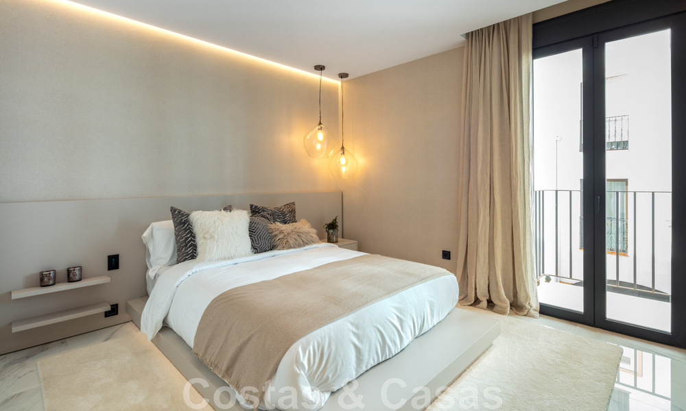 Moderno apartamento de lujo renovado en venta, en primera línea en el emblemático puerto deportivo de Puerto Banús, Marbella 46271