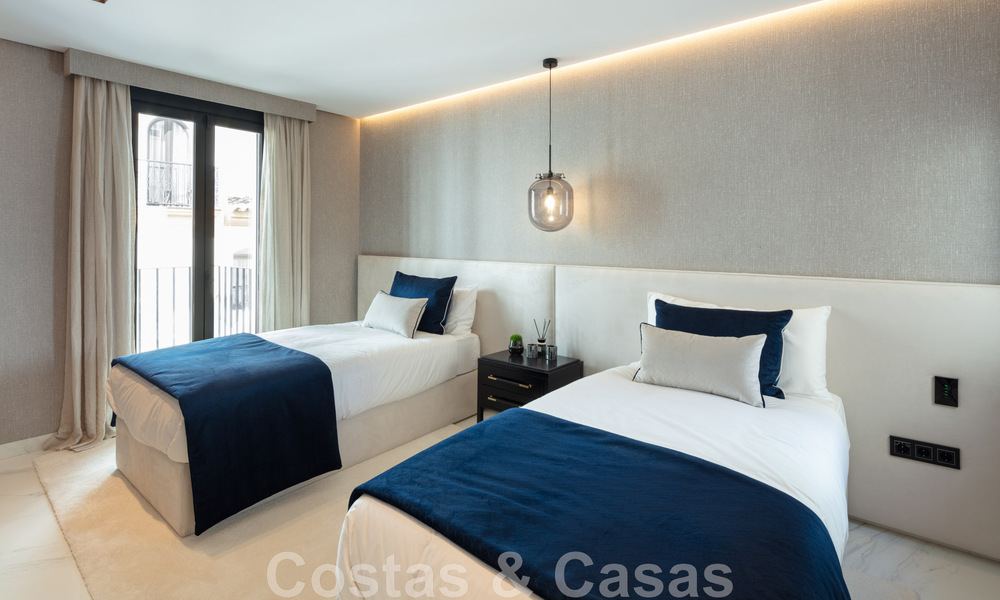 Moderno apartamento de lujo renovado en venta, en primera línea en el emblemático puerto deportivo de Puerto Banús, Marbella 46273