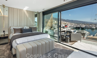 Moderno apartamento de lujo renovado en venta, en primera línea en el emblemático puerto deportivo de Puerto Banús, Marbella 46277 