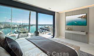 Moderno apartamento de lujo renovado en venta, en primera línea en el emblemático puerto deportivo de Puerto Banús, Marbella 46278 