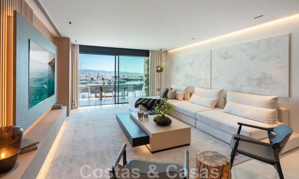 Moderno apartamento de lujo renovado en venta, en primera línea en el emblemático puerto deportivo de Puerto Banús, Marbella 46279