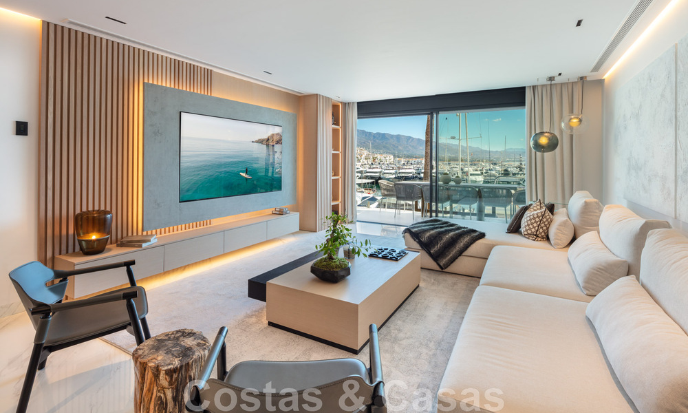 Moderno apartamento de lujo renovado en venta, en primera línea en el emblemático puerto deportivo de Puerto Banús, Marbella 46280
