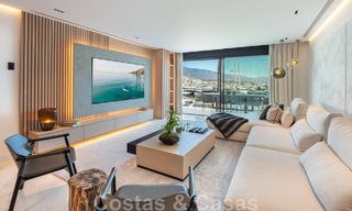 Moderno apartamento de lujo renovado en venta, en primera línea en el emblemático puerto deportivo de Puerto Banús, Marbella 46280 