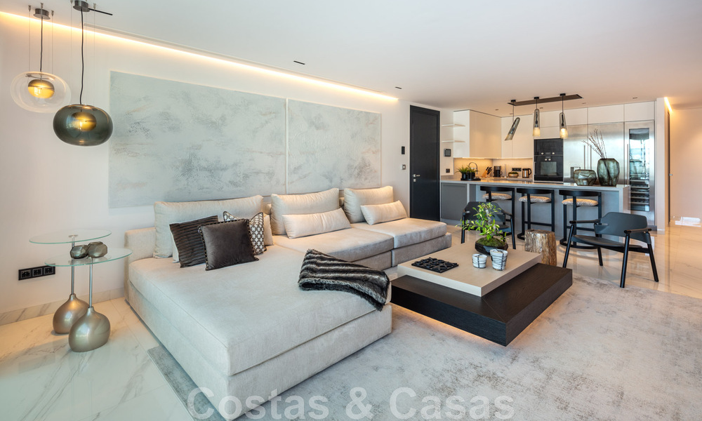 Moderno apartamento de lujo renovado en venta, en primera línea en el emblemático puerto deportivo de Puerto Banús, Marbella 46281