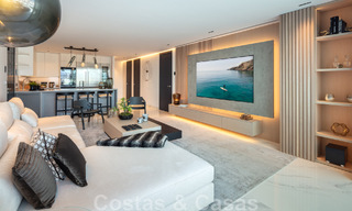 Moderno apartamento de lujo renovado en venta, en primera línea en el emblemático puerto deportivo de Puerto Banús, Marbella 46282 