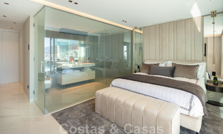Moderno apartamento de lujo renovado en venta, en primera línea en el emblemático puerto deportivo de Puerto Banús, Marbella 46285 