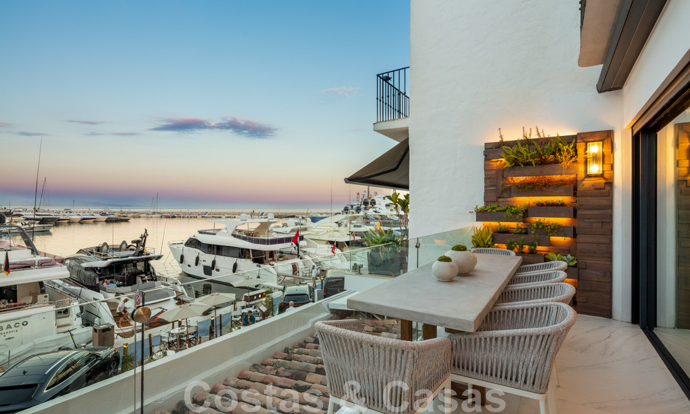 Moderno apartamento de lujo renovado en venta, en primera línea en el emblemático puerto deportivo de Puerto Banús, Marbella 46286