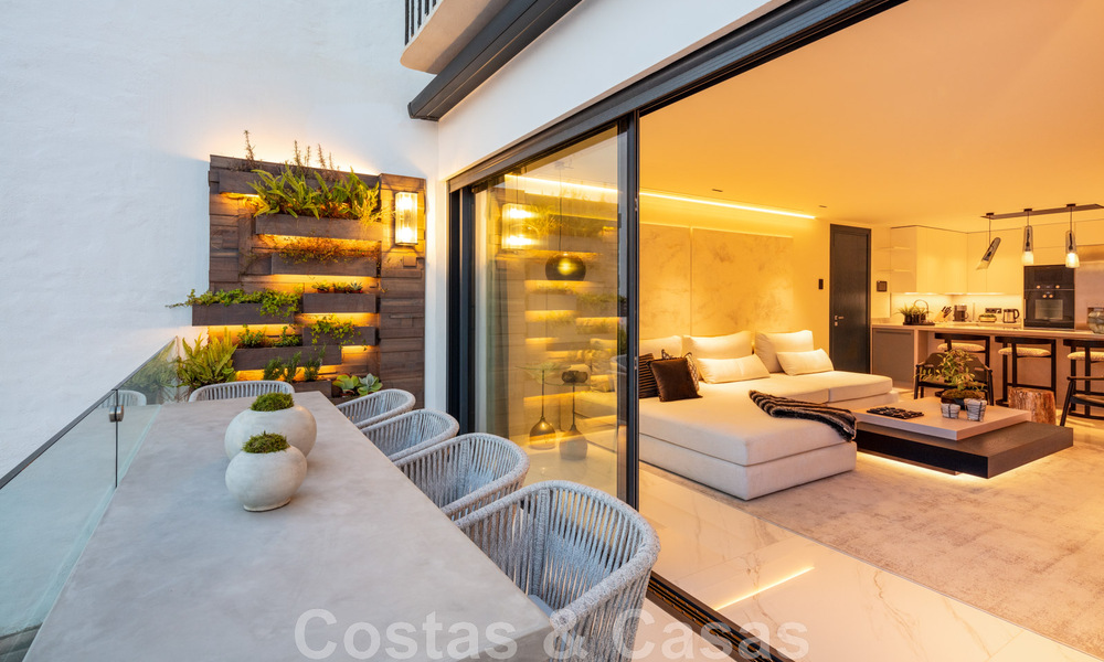 Moderno apartamento de lujo renovado en venta, en primera línea en el emblemático puerto deportivo de Puerto Banús, Marbella 46287