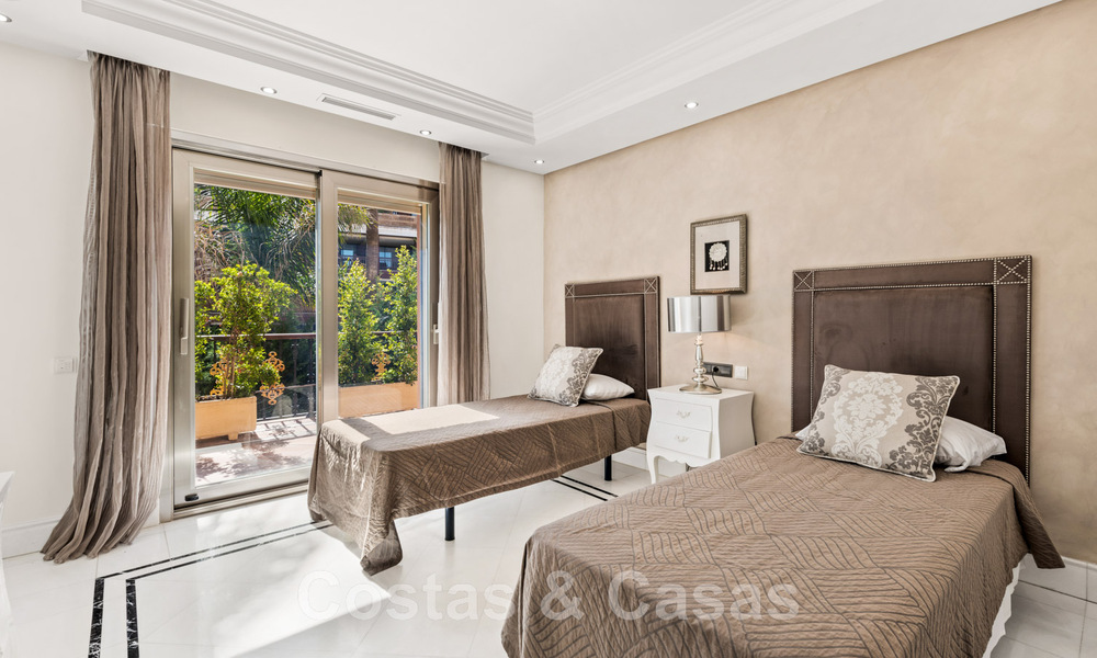 Amplio dúplex, planta baja en un complejo en primera línea de playa a poca distancia de Puerto Banús, Marbella 46759