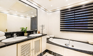 Amplio dúplex, planta baja en un complejo en primera línea de playa a poca distancia de Puerto Banús, Marbella 46762 