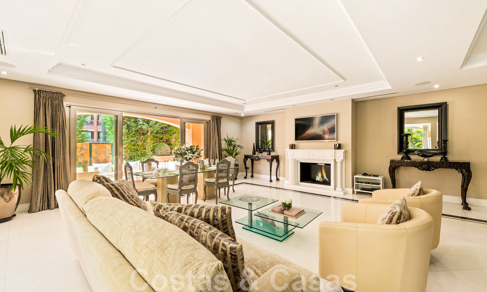 Amplio dúplex, planta baja en un complejo en primera línea de playa a poca distancia de Puerto Banús, Marbella 46763