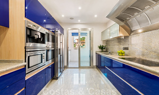 Amplio dúplex, planta baja en un complejo en primera línea de playa a poca distancia de Puerto Banús, Marbella 46765 