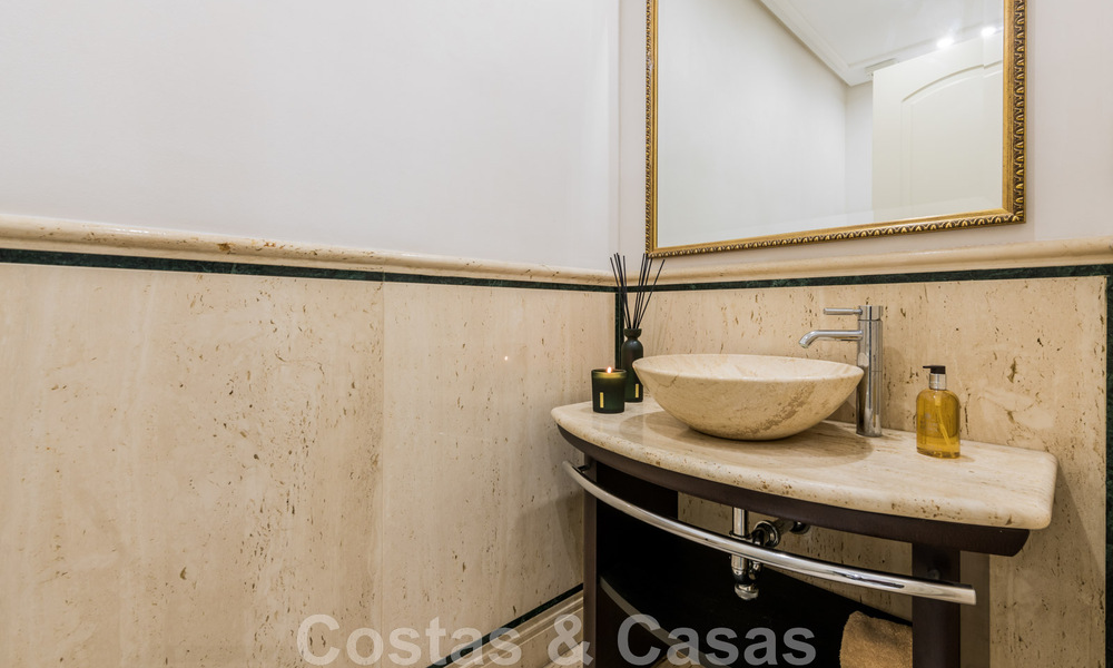 Amplio dúplex, planta baja en un complejo en primera línea de playa a poca distancia de Puerto Banús, Marbella 46766